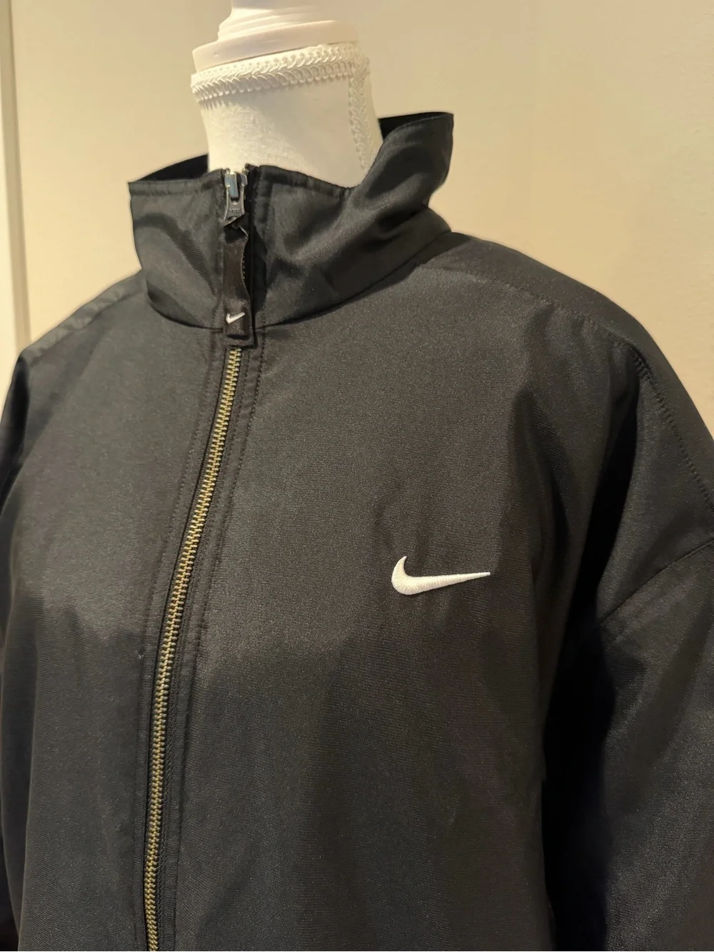 Nike Black Lightweight Oversized Women’s Windbreaker Jacket with White Swoosh - Picture 3 of 7